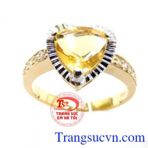 Người đeo nhẫn Thạch Anh Vàng sẽ được tăng cường trí nhớ năng lượng và thêm lạc quan giúp bạn phòng ngừa được bệnh tật chữa được vết cắn của rắn và nhện. Sản phẩm uy tín chất lượng được giao bán trên toán quốc.