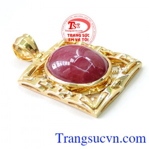 Đeo Mặt Dây Chuyền Nam Gắn Đá Ruby kết hợp với dây chuyền nam vàng để tạo nên 1 bộ trang sức hoàn hảo
