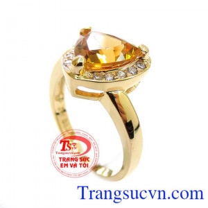 Chiếc Nhẫn vàng citrine nữ hợp cho người mệnh Kim và Mệnh Thủy Là món quà tặng Mẹ và Tặng Vợ rất ý nghĩa với người yêu thương.