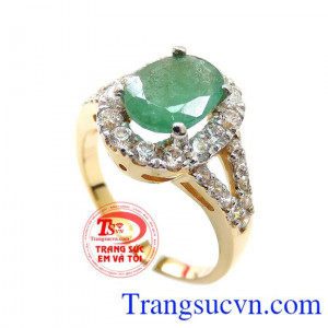 Nhẫn Nữ Emerald Quyền Quý chất lượng vàng đảm bảo. Nhẫn Nữ Emerald Quyền Quý là sự lựa chọn hoàn hảo cho các cô nàng thích đẳng cấp sang trọng quyễn rũ và muốn trở thành trung tâm chú ý. Sản phẩm bảo hành 12 tháng giao nhẫn toàn quốc.