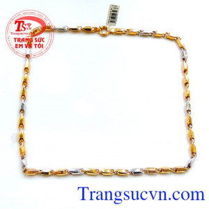 Dây chuyền cho nam được chế tác từ vàng tây 10k sáng bóng.