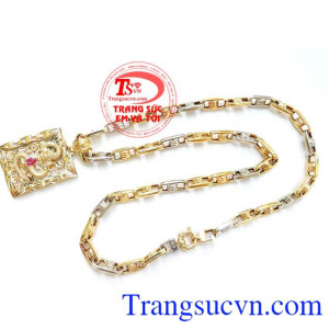 Bộ dây chuyền nam với thiết kế trẻ và khỏe giúp làm nổi bật vẻ nam tính và mạnh mẽ