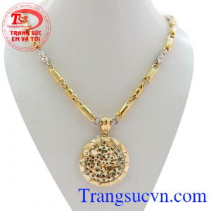 Dây chuyền đa dạng mẫu dây vàng và kiểu phù hợp mọi lứa luổi có thể đeo làm tôn lê sự tinh tế và lịch lãm cho bản thân