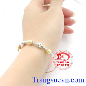 Lắc tay Italy nhập nếu làm quà tặng cho bạn gái sẽ thể hiện tình cảm bền chặt và mong muốn nắm tay người ấy đi đến hết cuộc đời, không bao giờ lìa xa. Lắc tay Ý xinh