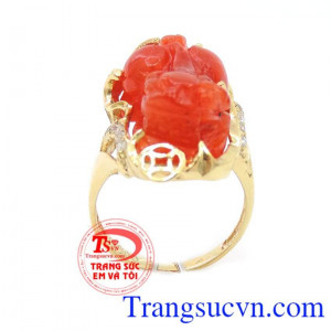 Chiếc nhẫn tỳ hưu ngọc cẩm thạch đỏ bọc vàng 14k sang trọng là sự kết hợp hoàn hảo giữa tiền tài và địa vị, vinh hoa phú quý và quyền lực. Vì thế, nó luôn là lựa chọn số một dành cho những người phụ nữ yêu đá quý.