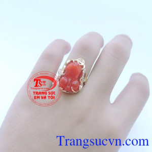 Chiếc nhẫn tỳ hưu ngọc cẩm thạch đỏ bọc vàng 14k sang trọng là sự kết hợp hoàn hảo giữa tiền tài và địa vị, vinh hoa phú quý và quyền lực. Vì thế, nó luôn là lựa chọn số một dành cho những người phụ nữ yêu đá quý.