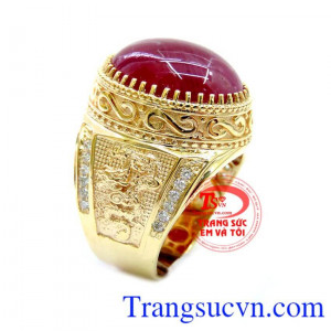 Nhẫn nam Ruby rồng phượng, nhẫn nam ruby rồng phượng đẳng cấp cho phái mạnh. Ruby là viên đá tượng trưng cho vẻ đẹp tinh túy của đất trời, viên ru by đỏ tím thời trang, có giấy kiểm định