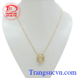 Thiết kế sợi xích nhỏ với 2 chiếc nhẫn lồng vào nhau nổi bật, tương trưng cho lời hẹn ước mãi mãi trong tình yêu