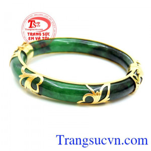 Trái tim nổi bật ở giữa tỏa ra những cánh lá như đài sen thể hiện vẻ đẹp tinh túy của người phụ nữ việt lại mang đến nhiều may mắn và niềm vui trong cuộc sống. 