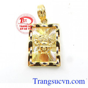 Mặt dây thần thoại làm chúng ta sẽ liên tưởng ngay đến một nhân vật ác quỷ trong thần thoại Hi Lạp là Medusa (quỷ đầu rắn)