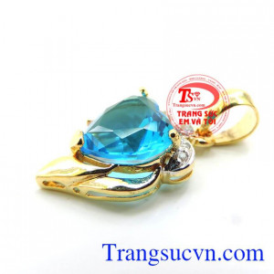 Được thiết kế với biểu tượng trái tim cách điệu đầy độc đáo. Mặt nữ xanh ngọc thục nữ