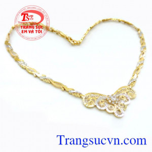 Kiềng vàng cát tường may mắn, Chiếc kiềng vàng thiết kế hoa văn mang đạm phong cách Á Đông làm tôn thêm vẻ đẹp huyền bí, dịu dàng cho người phụ nữ. 