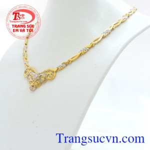 Chiếc kiềng vàng cát tường dành tặng cho cô dâu vintage. 