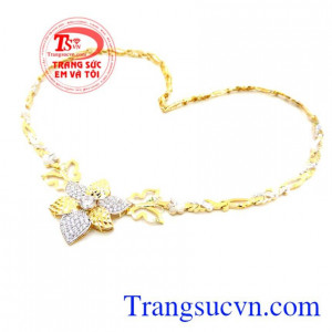 Kiềng vàng vẫn luôn là một trong những loại trang sức sang trọng được người phụ nữ lựa chọn nhân các dịp dạ hội hoặc cưới xin.