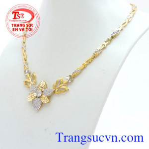 Chiếc kiềng vàng hoa thiết kế tinh tế, với hai cánh bướm hai bên thể hiện cho hạnh phúc lứa đôi viên mãn.