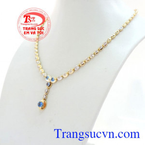 Làm tôn lên vẻ đẹp sang trọng tinh tế cho người phụ nữ. Kiềng nữ đá xanh thanh tú