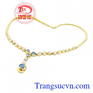 Chiếc kiềng vàng tây 10k thích hợp cho các buổi tiệc tùng.