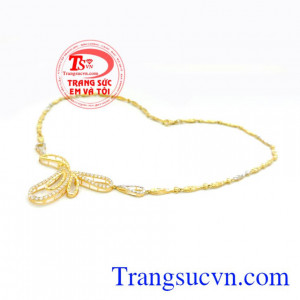 Chiếc kiềng vàng thanh tú dịu dàng. Kiềng vàng duyên dáng