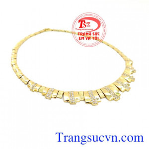 Đeo lên sang trọng, sáng, tỏa ra ánh hào quang rực rỡ. Kiềng vàng lộng lẫy