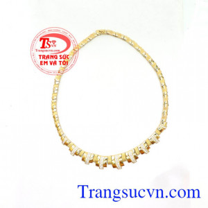 Kiềng vàng lộng lẫy, mẫu kiềng vàng thiết kế theo kiểu Ấn Độ. 