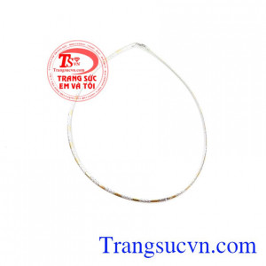 Chiếc kiềng đang là xu hương tại Italy trong mùa hè này cũng là một trong những món trang sức mà bạn nên sở hữu. 