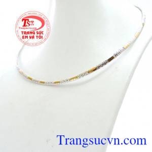 Thiết kế đơn giản, sang trọng, được phái nữ rất ưa chuộng. Kiềng vàng xu hướng Italy