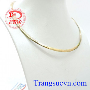 Chiếc kiềng vàng thời trang là món quà ý nghĩa nghĩa cho các bà, các mẹ.