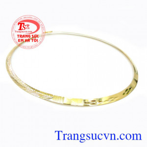 Chiếc kiềng vàng nữ thời trang, thiết kế với những net phay sáng độc đáo mang đậm vẻ đẹp truyền thống. 