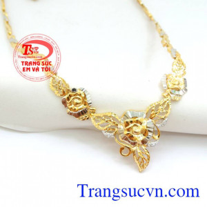 Những bông hoa đem lại vẻ đẹp tươi mới, rạng ngời cho người phụ nữ cùng sự mềm mại và mong ước về một hạnh phúc viên mãn, tròn đầy. 