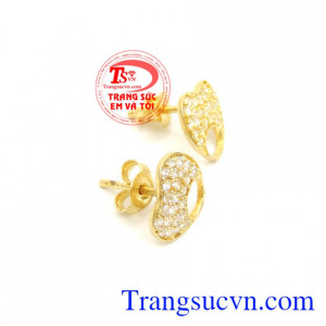 Mỗi một dịp đặc biệt trang sức có thể giúp bạn nổi bật hơn. Bông tai đính hạt phong cách Hàn