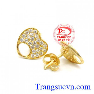 Kết hợp một cách hợp lý và hài hòa sẽ giúp bạn thêm phần ấn tượng. Bông tai đính hạt phong cách Hàn