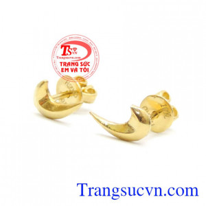 Thứ nhất là nhẫn, khi nhắc đến nhẫn con gái thường sẽ nghĩ đến lễ đính hôn, kết hôn. Bông tai thôn nữ yêu thương