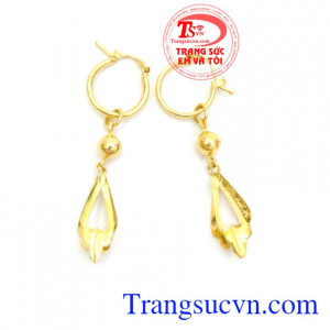 Bông tai cô nàng mặt tròn.Bạn gái có khuôn mặt tròn thì nên chọn những mẫu hoa tai dáng dài thanh mảnh, khi đó khuôn mặt sẽ có đường nét mà thanh thoát hơn.