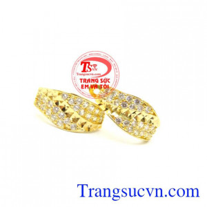 Bông tai cô nàng tóc dài.