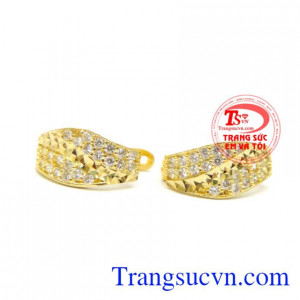 Bông tai cô nàng tóc dài.Với những bạn có mái tóc ngắn nên chọn những đôi hoa tai dài có nhiều họa tiết, trông cô nàng sẽ nữ tính hơn rất nhiều.