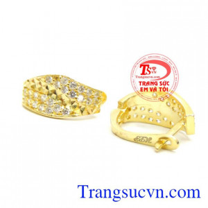 Với những bạn có mái tóc dài thì đôi hoa tai đính đá sát liền hay có chiều dài vừa phải là một lựa chọn thông minh. 