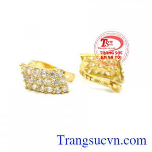 Vậy thì, còn chần chờ gì nữa mà bạn không lựa chọn cho người bạn đời của mình một món quà trang sức vàng thật ý nghĩa, thật ấn tượng nhưng cũng không kém phần sang trọng để thể hiện tình yêu, lòng chung thủy, và sự chia sẻ của mình.