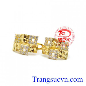 Bông tai cô nàng sáng giá.Món quà bạn tặng vừa vặn và đúng sở thích sẽ làm cho cô ấy rất hạnh phúc vì trong mắt cô ấy bạn luôn là người hiểu, lo lắng và chăm sóc cho cô ấy.