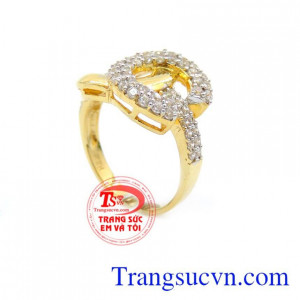 Đeo xinh trên ngón tay đeo nhẫn.