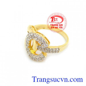 Nhẫn nữ vàng tây được thiết kế tinh tế.