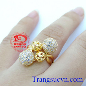 Sự kết hợp nhẹ nhàng giữa vàng 10k với đá CZ sẽ khiến bàn tay của nữ chủ nhân thêm thon thả ngọc ngà. Sản phẩm bảo hành 6 tháng giao hàng toàn quốc.