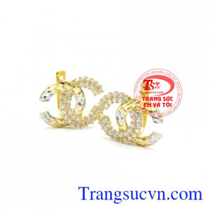 Bông tai diện như quan ngọc.