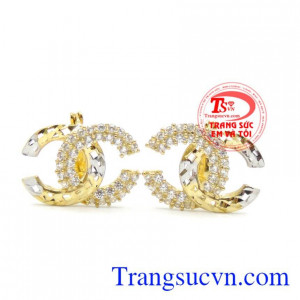 Bông tai diện như quan ngọc.Các cô nàng vốn là tín đồ của trang sức bạc hẳn không thể không yêu thiết kế bông tai bạc mới về này của Quà yêu thương.