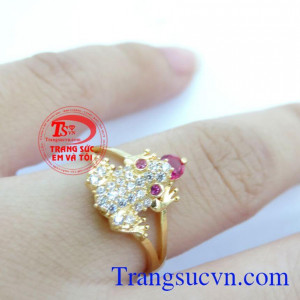 Chiếc Nhẫn Cóc Ngậm Đá Đỏ Đẹp mang lại may mắn và tài lộc cho chủ nhân, chiếc nhẫn xinh xắn được đeo xinh trên ngón tay đeo nhẫn. Sản phẩm bảo hành 6 tháng giao hàng toàn quốc.