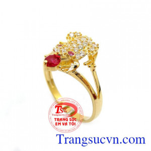 Chiếc Nhẫn Cóc Ngậm Đá Đỏ Đẹp mang lại may mắn và tài lộc cho chủ nhân, chiếc nhẫn xinh xắn được đeo xinh trên ngón tay đeo nhẫn. Sản phẩm bảo hành 6 tháng giao hàng toàn quốc.
