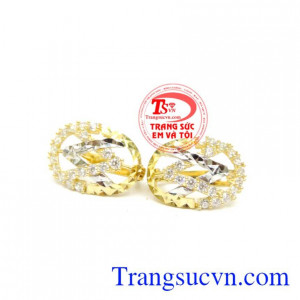 Bông tai đẹp như tranh vẽ.Với bạn gái có tính cách cá tính mạnh mẽ thì bạn nên chọn đôi hoa tai cách điệu, có họa tiết phá cách.