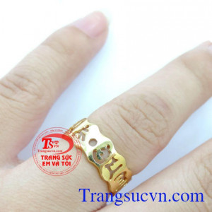 Nhẫn Vàng Khắc Chữ Phật chất lượng cao. Nhẫn Vàng khắc chữ phật. Nếu ai đeo chú này trên thân, hoặc cột vào tay, có sức mạnh hàng phục yêu ma, hóa giải diệt trừ mọi tai nạn đem lại sự an lành và may mắn cho bạn.