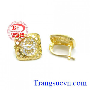 Đẹp đến từng chi tiết mẫu bông tai còn sở hữu đá sắc tím nổi bần bật mang lại nét quyến rũ khó cưỡng cho bất kỳ cô gái nào diện mẫu này.