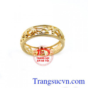 Nhẫn Nữ Hoa Văn 10k chất lượng vàng đảm bảo, Nhẫn Nữ Hoa Văn 10k, nhẫn nữ vàng tây, nhẫn nữ đẹp. phù hợp làm quà tặng người thân nhân dịp ý nghĩa đặc biệt. Sản phẩm bảo hành 6 tháng giao hàng toàn quốc.