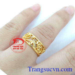 Chiếc Nhẫn Hoa Văn Độc Đáo mang lại sự duyên dáng, sang trọng và quý phái dành cho những chủ nhân xinh đẹp là phụ kiện trang sức nhỏ nhắn, dịu dàng để phù hợp với trang phục và công việc